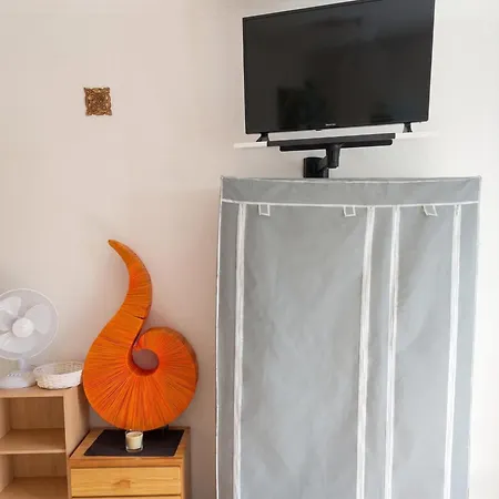 Confortable, Les Bains, 17 M² + Balcon 렌 레 벵