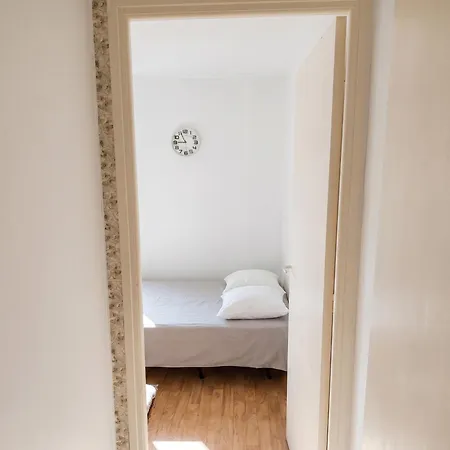 Confortable, Les Bains, 17 M² + Balcon